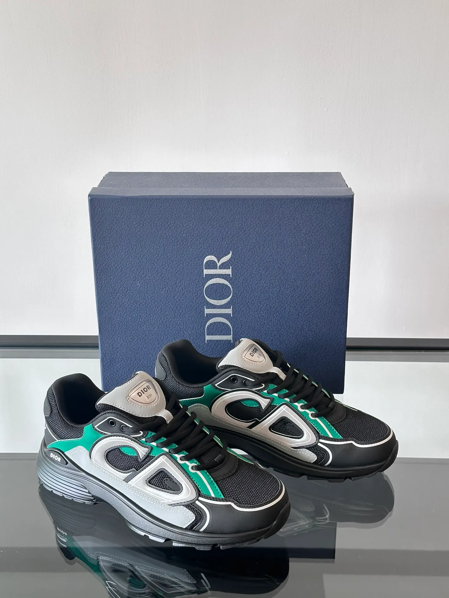Men's Men's Shoes Men's Men's 💰440 "Dio*" Dior B30 series sports shoes, multi-color mesh fabric and multi-color technical fabrics, this season's newly launched B30 low-top sports shoes are one of the flagship styles of the series. Crafted from multicolor mesh and technical fabrics, it's finished with a reflective "CD30" graphic and silver-toned "DIOR B30" and "CD30" logos on the heel and tongue. An extra-light, sculpted rubber sole with signature accents adds style, while internal stretch details create ideal comfort. It can be matched with various casual styles to show a fashionable and modern sports style. Size: 38-44 (45-46 customized)